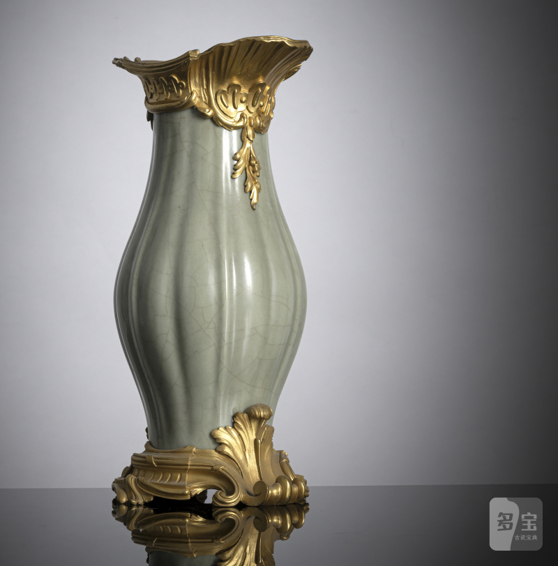 A ribbed porcelain celadon vase in a fine ormolu mount - 图4